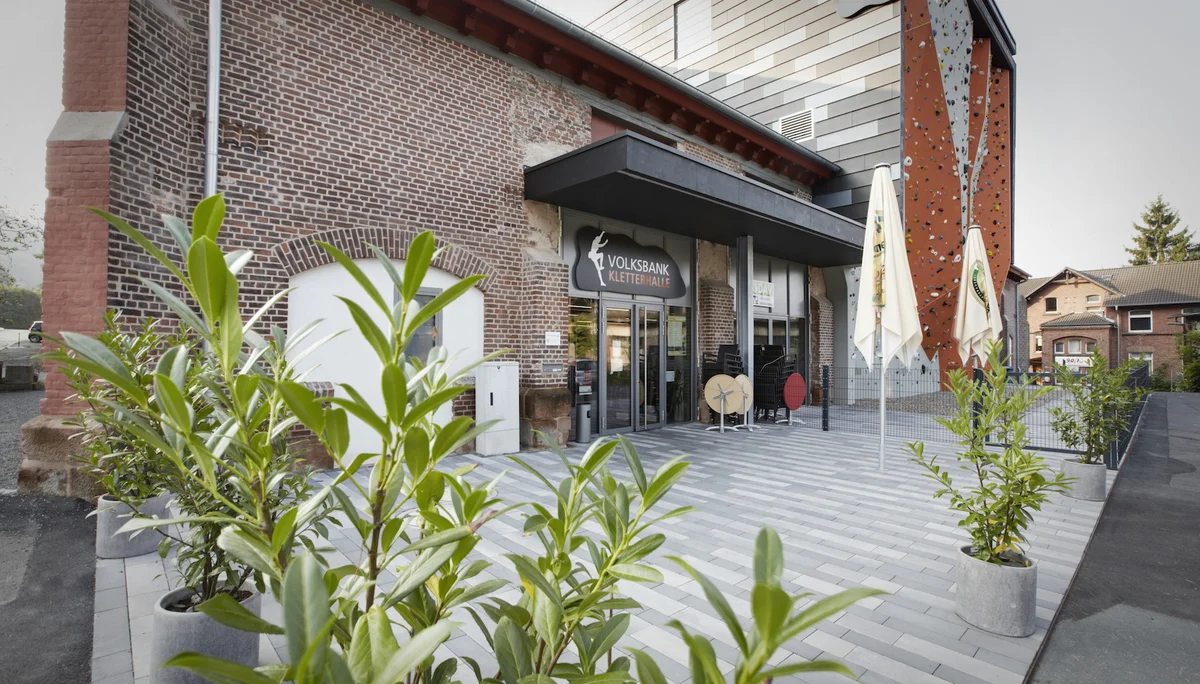 Ein Foto des Eingangs der Kletterhalle | © Kletterhalle Marburg