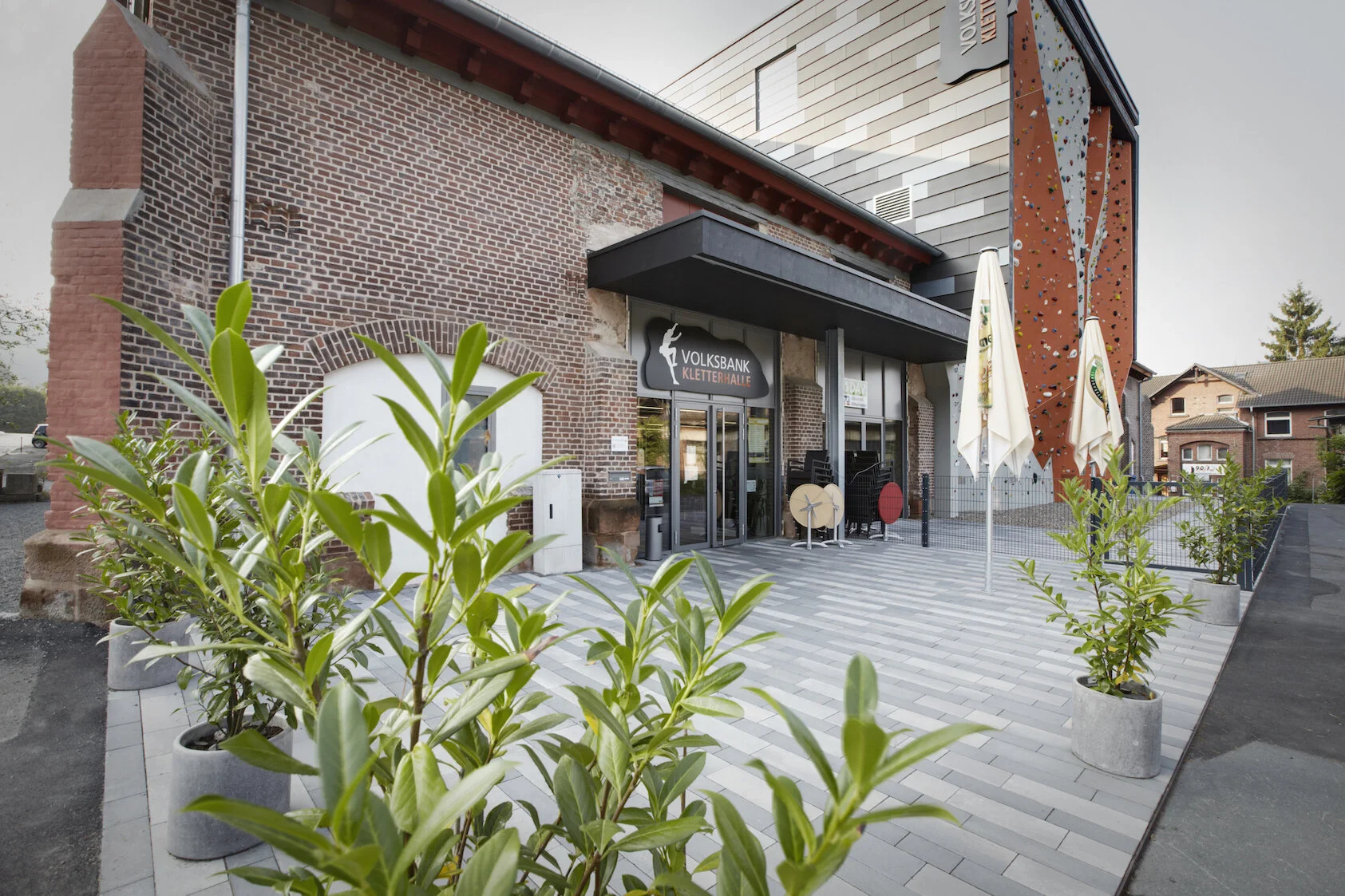 Ein Foto des Eingangs der Kletterhalle | © Kletterhalle Marburg