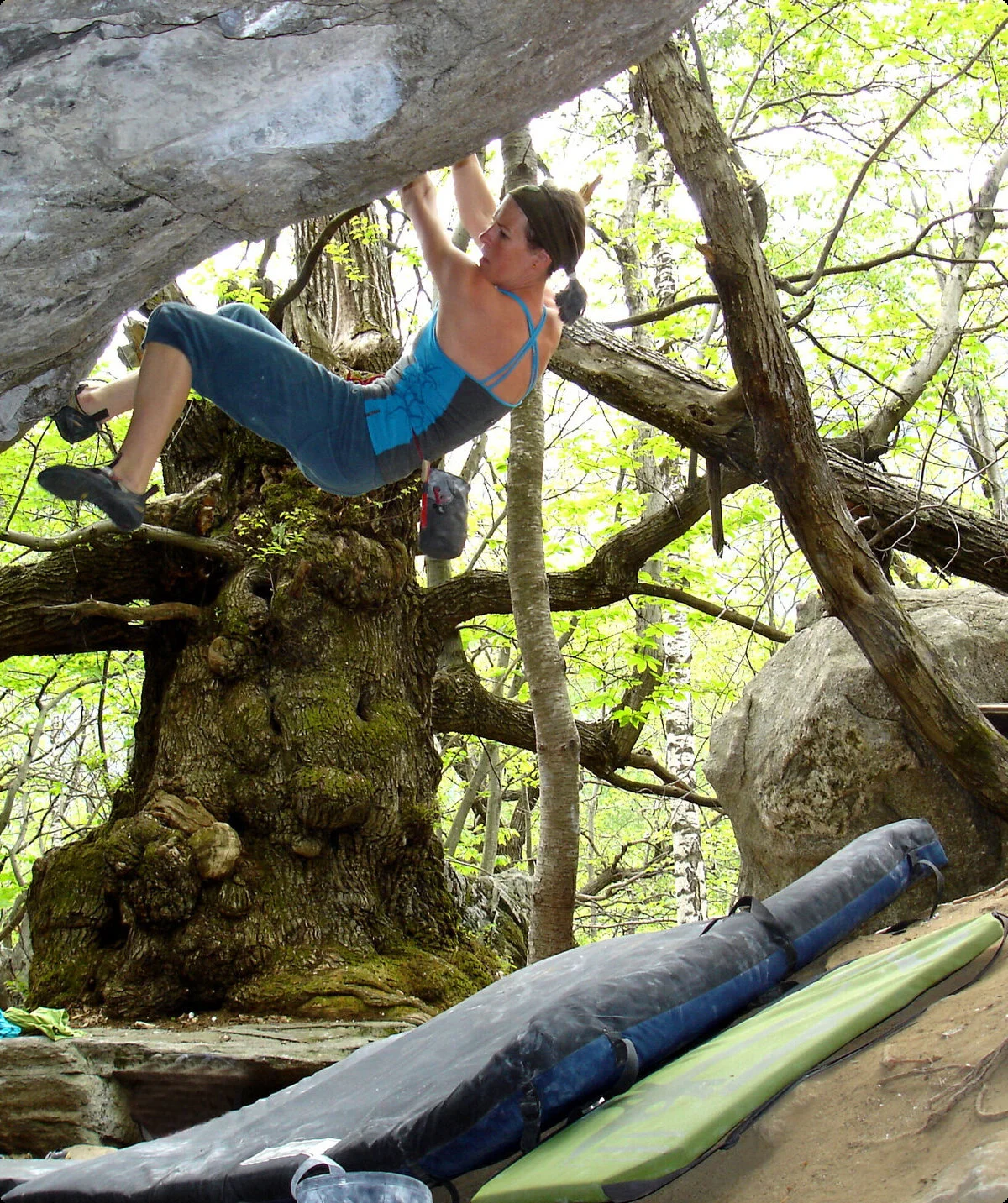Ein Mann klettert an einem Boulderfelsen in Chironico | © DAV/Matthias Keller