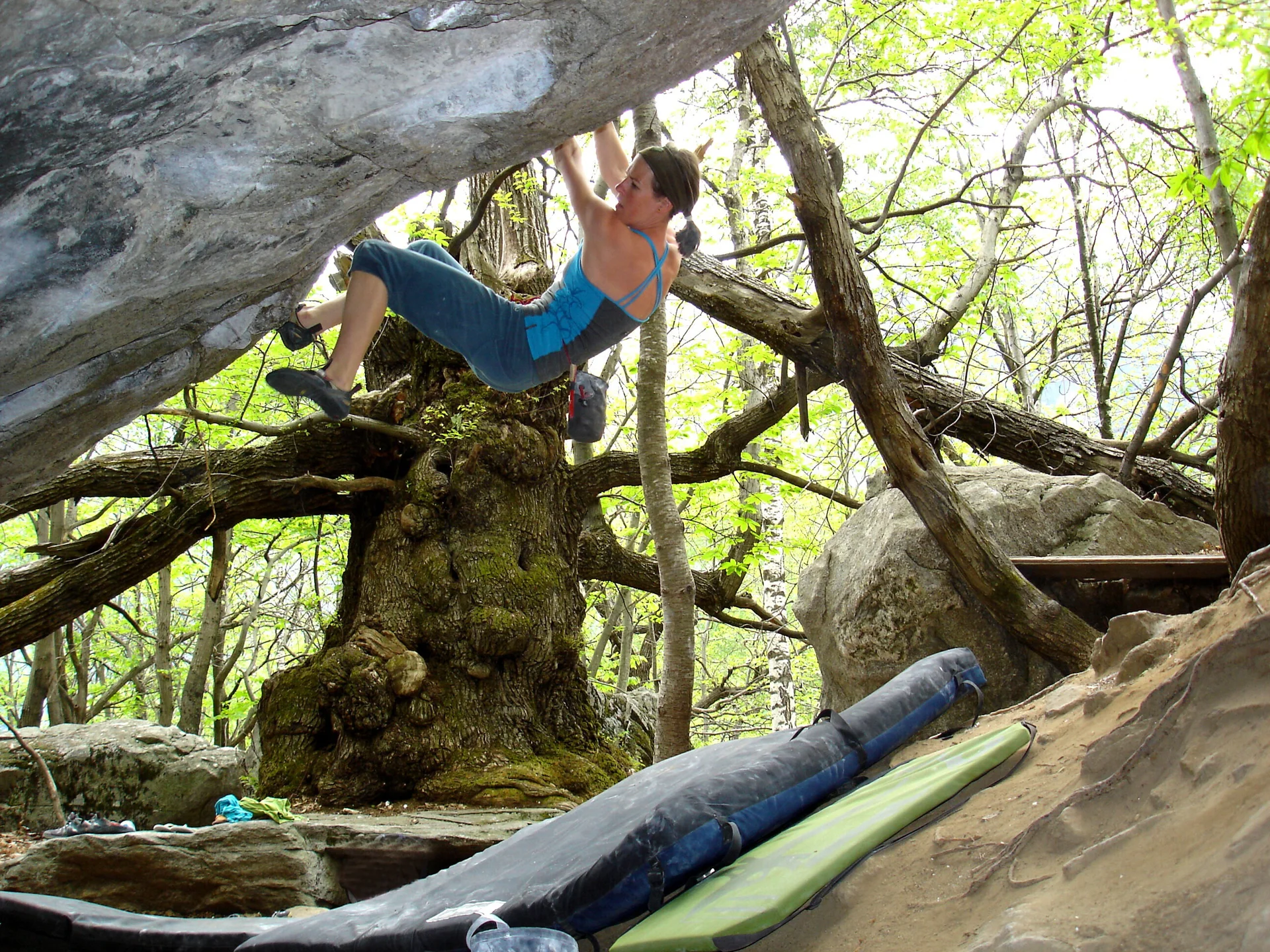Ein Mann klettert an einem Boulderfelsen in Chironico | © DAV/Matthias Keller