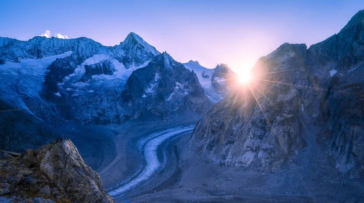 Sonnenaufgang zwischen verschneiten Berggipfeln | © DAV/Silvan Metz